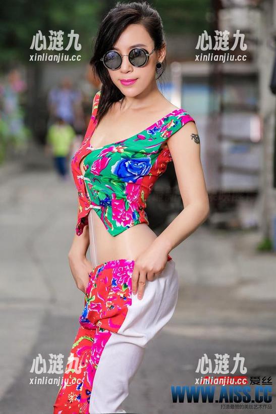 当放学铃声响起，爱丝最新写真集唤醒青春！