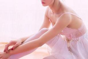 GIRLT果团网 – 黄歆苑的图库传说，白得像是刚从医院里毕业的小护士，清新又不失童趣。
