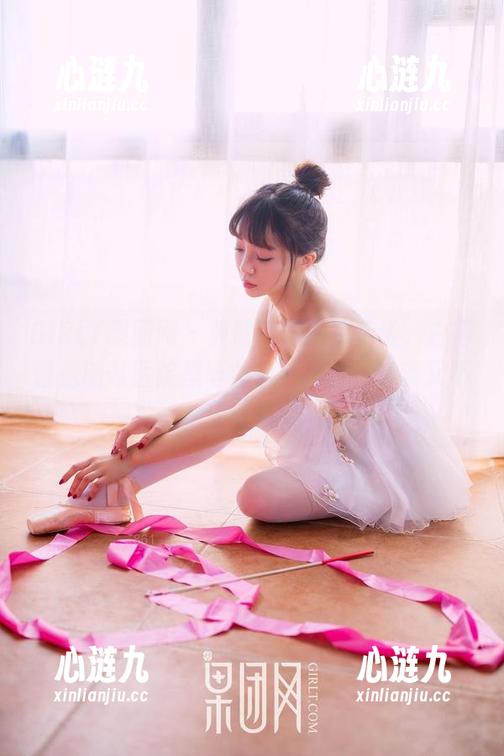 GIRLT果团网 - 黄歆苑的图库传说，白得像是刚从医院里毕业的小护士，清新又不失童趣。