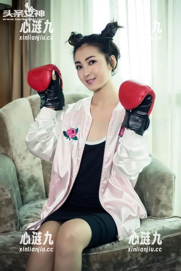 TouTiao头条女神 - 梁芮溪的泳衣写真，图中的腹肌发光吗？