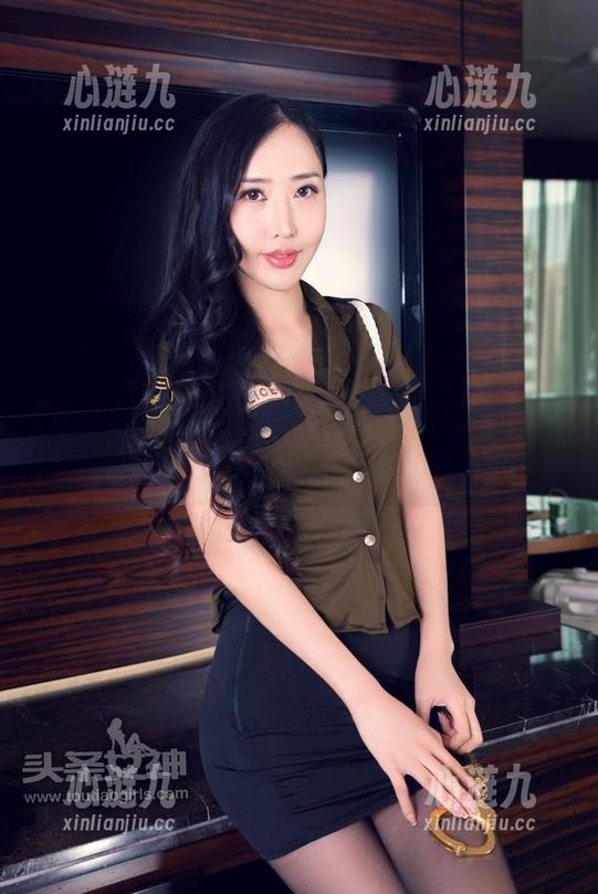 TouTiao头条女神 - 黑色的魅惑，萌琪琪的图片分享，让人一秒出戏。