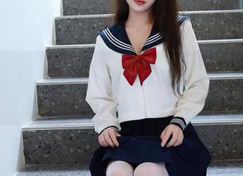 Xiuren秀人网 – 短裙图集：清水美嘉这是在展示腿还是在测试重力？