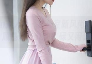 Xiuren秀人网 – 办公室新风尚！免费写真里，顾楚楚Maily忙碌又闲适的样子