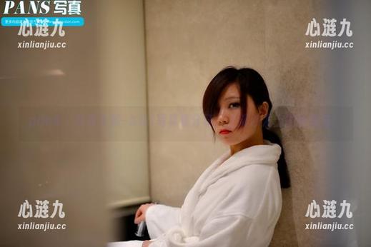 pans - 套装未解–Kiki写真集分享，上演沙发上的小戏法！
