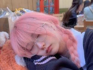 假装高冷的蛇女，Wendy的私房图包让人心痒痒。