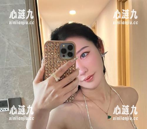 微密圈 - 不爱笑的赛琳的渔网袜图包分享，配合钻石的闪耀，想说的咱们心知肚明嘛…
