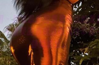 微密圈 – 别说最新图集里展现的美足不如想象，不爱笑的赛琳这画风也带着一丝宁静的诱惑。
