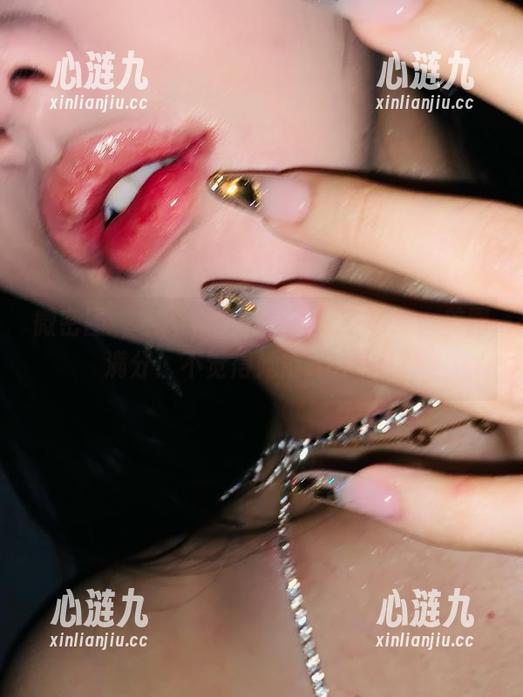 微密圈 - 当不爱笑的赛琳变身修女，美图满分！不觉得她能Holy吗？