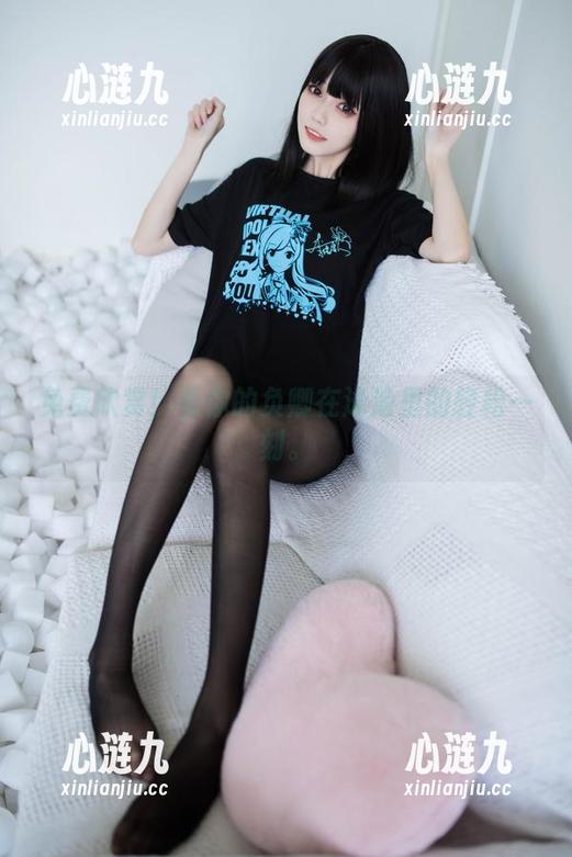 免费欣赏！看你的负卿在泳池里的轻松一刻。