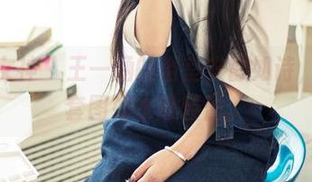头条女神 – 王一涵的浴室安静如诗，高清套图如水般轻盈。