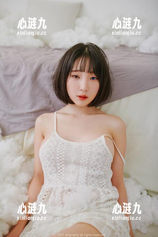 姜仁卿(강인경)的情人节写真集：原图中这姿势，果然很有创意，嘿嘿