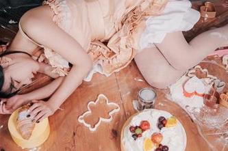 姜仁卿(강인경)的双人cos，原图有点意思，其实我在猜。