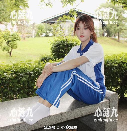 小众视觉 - 在泳池边的思姐：原图太好看，壁纸下单走起！