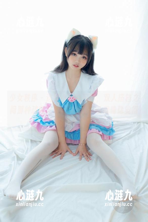 少女秩序 - 这组小葵的写真，双人搭档之间那种疏离又亲近的姿态，让我隐隐觉得自己也是个旁观者。