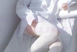 穿着白丝牛仔短裙的她，成为了青春的代言人，少女秩序写真集等着你下载！