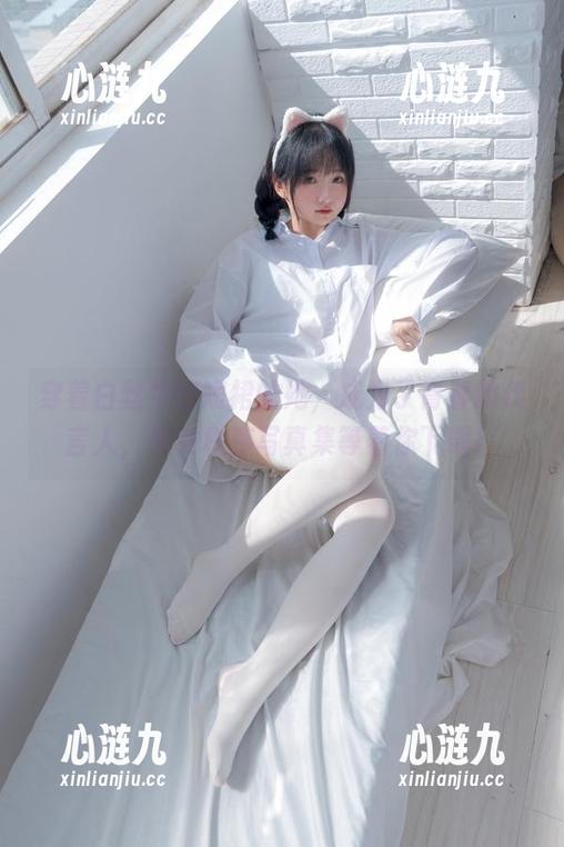 穿着白丝牛仔短裙的她，成为了青春的代言人，少女秩序写真集等着你下载！