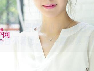 尤果网 – 图片里的纯小希穿着白裙，简单却让我目不转睛，这种魔力真不简单。