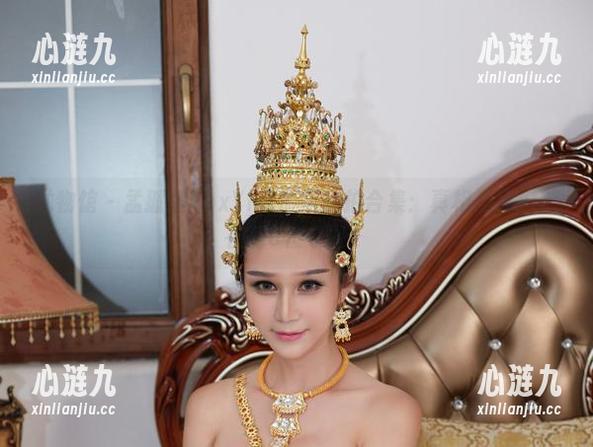 尤物馆 - 孟狐狸FoxYini最新自拍合集：真相是我们都在和C位夺冠！