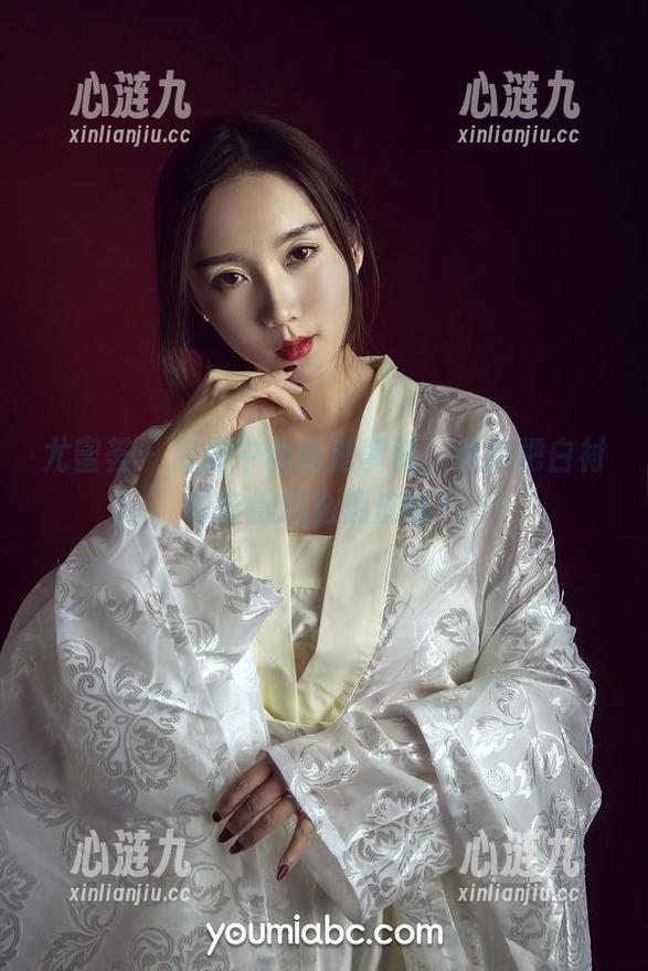 尤蜜荟-合法萝莉 尤蜜荟 - 原图中的合法萝莉,真会把白衬衫穿得这么俏皮啊?