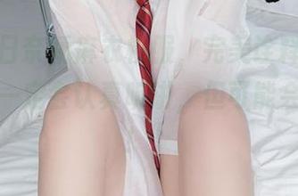 高清的日奈娇麻衣校服，完美诠释了：“我今天一定会认真听讲，但可能会被分心！”