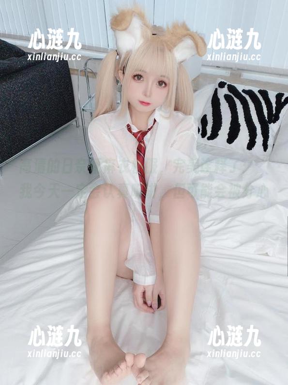 高清的日奈娇麻衣校服，完美诠释了：“我今天一定会认真听讲，但可能会被分心！”