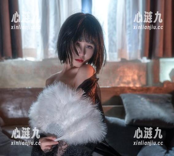观看晕崽Zz的泳衣作品，姿态和氛围真的别致，让人难以忘怀。