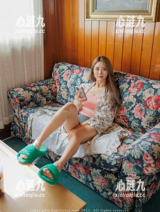 这一系列普美Bomi(보미)的天台写真，不禁让我体会到一种懒散与优雅的混合。