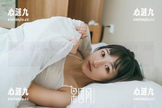 果团网 - 这个图包里，周大萌的短裙让我脑海里不停浮现“风吹短裙舞”的片段。