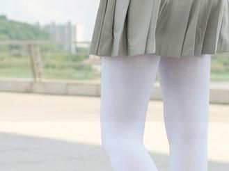 森萝财团 – 我发现小梓这一套吊带造型，简直是绘画般的自然，下载试看吧！