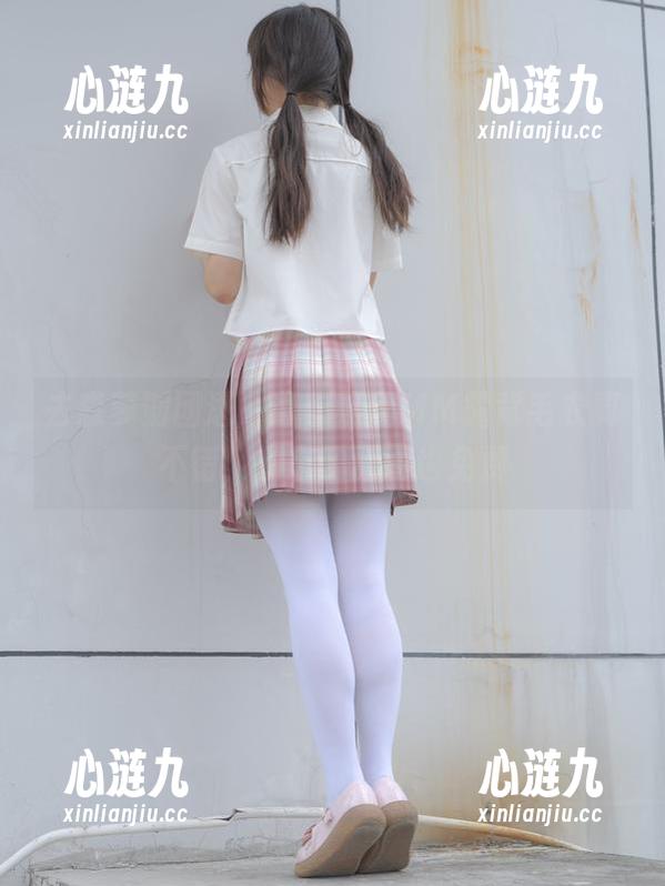 去森萝财团逛一逛，黑丝MM露背毛衣真不错，别忘了原图也免费