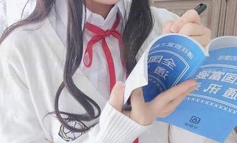 在白烨烨的连体衣私房里，光线和身材碰撞得如此惊艳，真让人瞄了又瞄。
