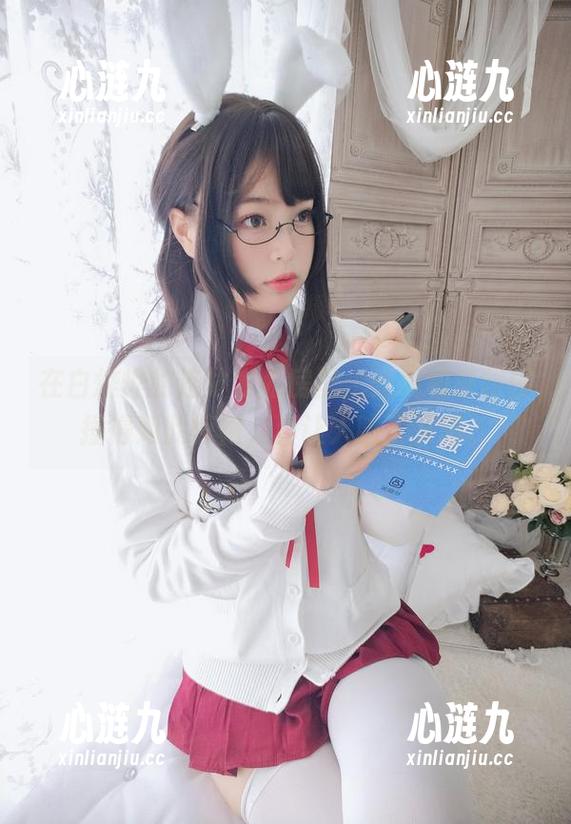 在白烨烨的连体衣私房里，光线和身材碰撞得如此惊艳，真让人瞄了又瞄。
