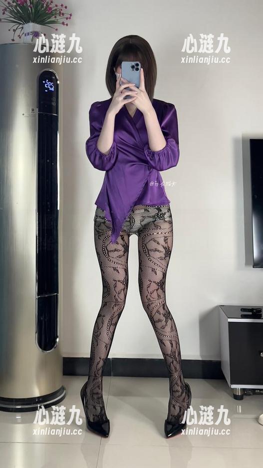 微密圈 - 看着白龙猫女的高清写真，我决定给我的生活来点红底极光的调味剂