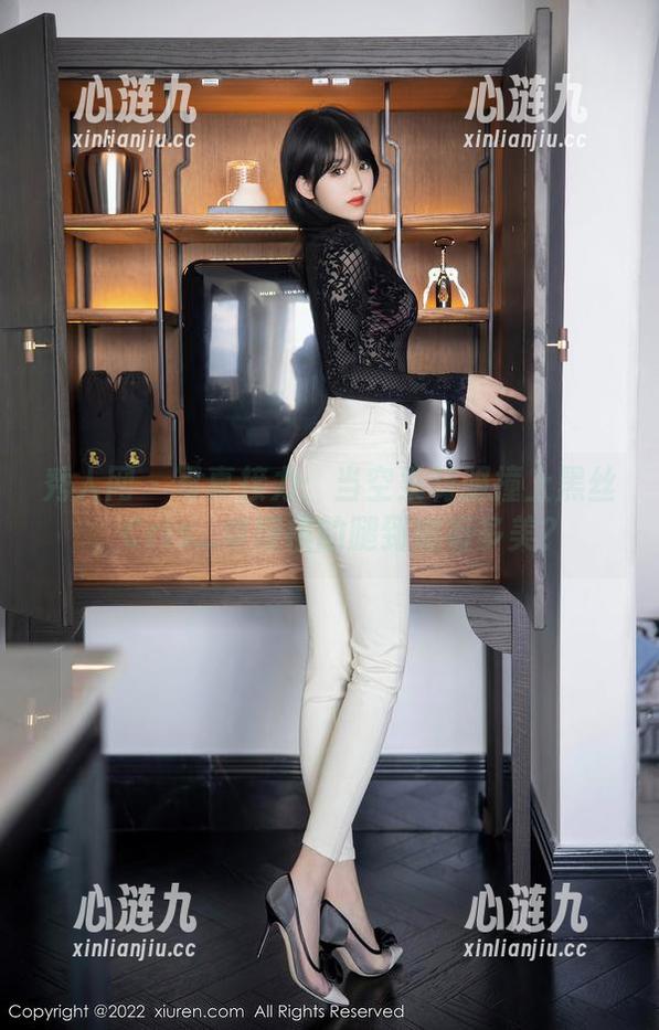 秀人网 - 写真接力：当空乘制服撞上黑丝，Cris_卓娅祺的腿到底有多美？