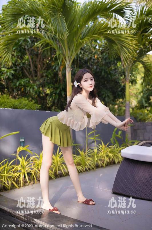 秀人网 - 果果Nikki的清纯写真集就像一杯冰果汁，原图透着清爽气息，来我这儿喝一口吧！