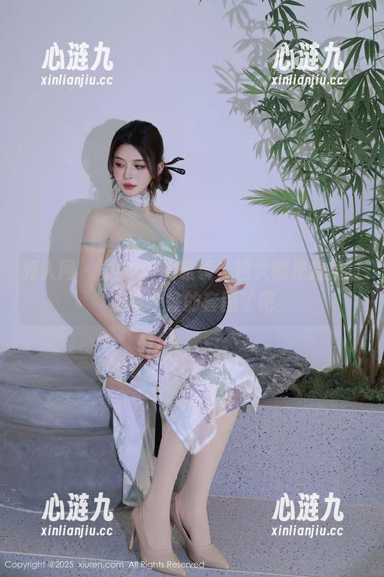 秀人网 - 雨夕cy的眼镜：这大概是我见过最有个性的套图了吧