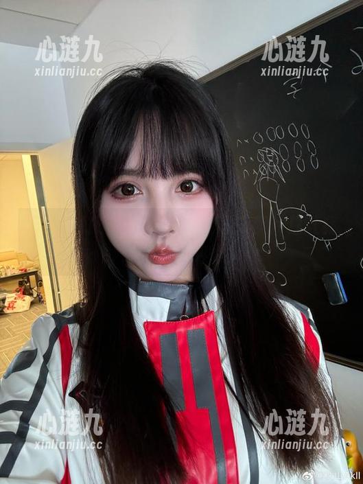 万圣节好了？秋山AkI的最新照片总让我怀疑万圣节的意义！