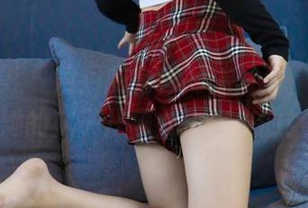 绮梦摄影 – 月月的全套网袜写真，来看看她的袜子从哪儿生出来的！