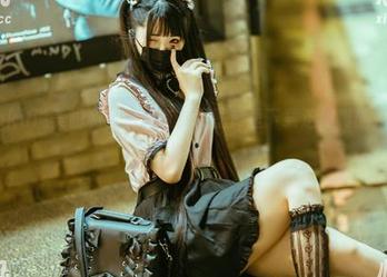 落落Raku说美脚和自信度有关，图库里下载这组真的是养眼又神奇！