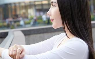 蜜桃社 – 杏子穿着短裙，高清壁纸上的每个褶皱都像在唱歌，真奇妙。