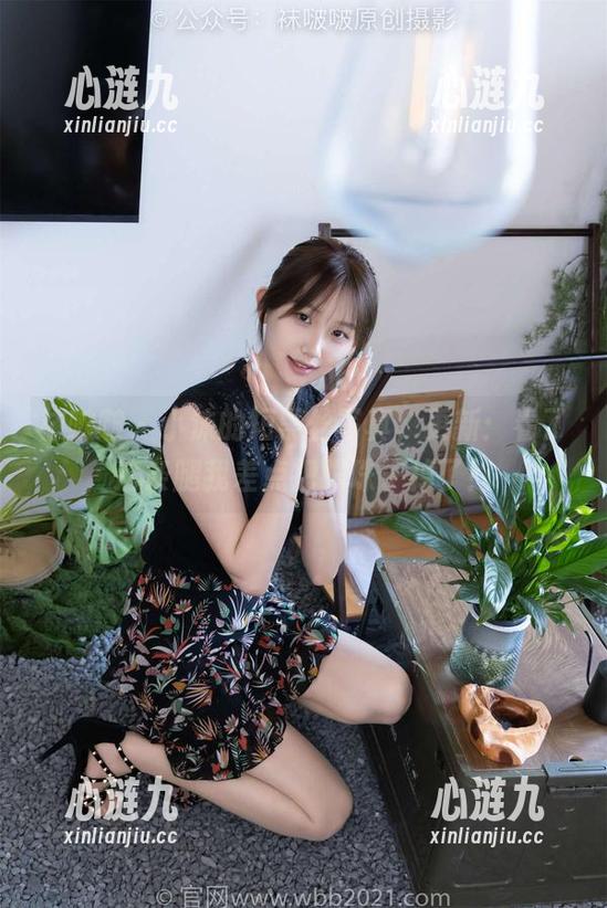 袜啵啵 - 小沫的短黑丝写真，更新：看了这条腿我差点把眼珠子掉了！