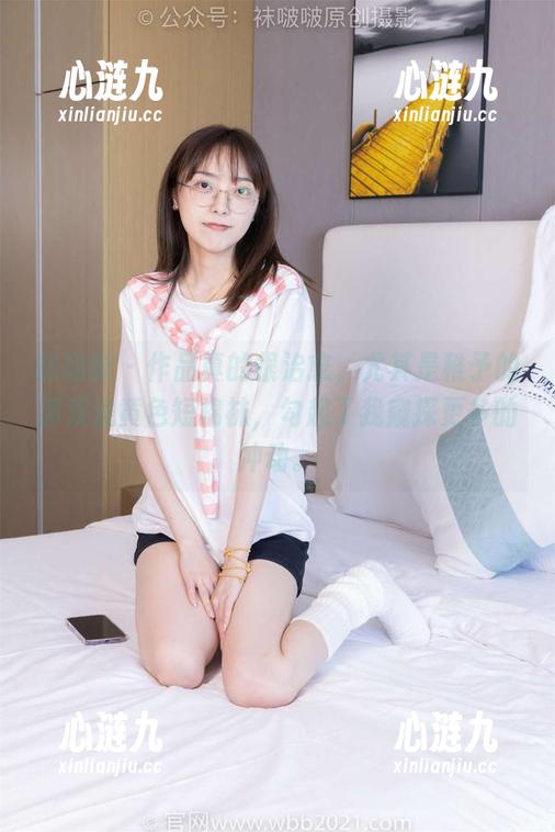 袜啵啵 - 作品真的很治愈，尤其是稚予的那双浅黄色短棉袜，勾起了我窥探更多的冲动。