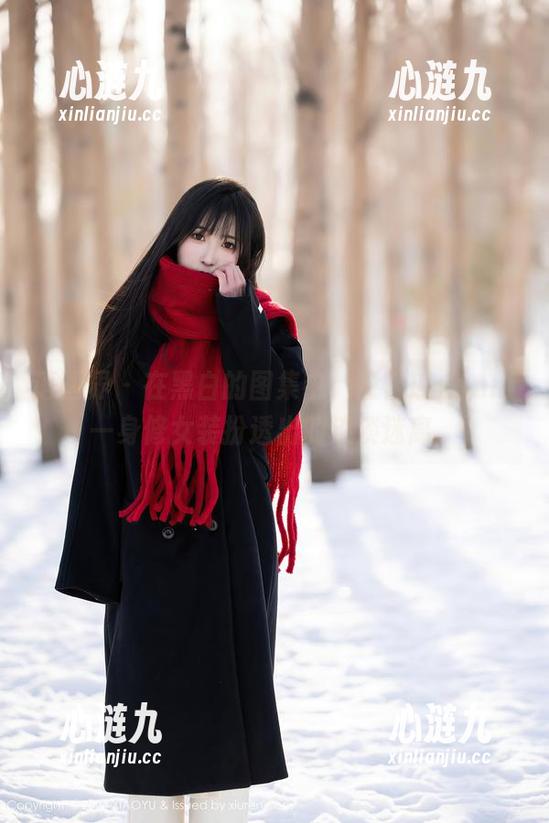 语画界 - 在黑白的图集中，王馨瑶yanni一身修女装扮透出的淡淡迷离。