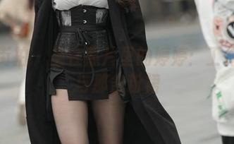 魔镜街拍 – 坐在照片里的婷婷：工作日常与那条粉裙