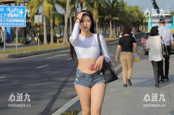 魔镜街拍：最新一组照片，紧身瑜伽美女让你重新定义“扭腰”！