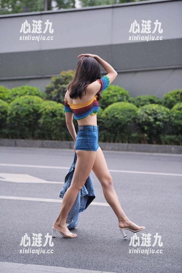 魔镜街拍里，制服长腿美女全集，让人想起那条人鱼